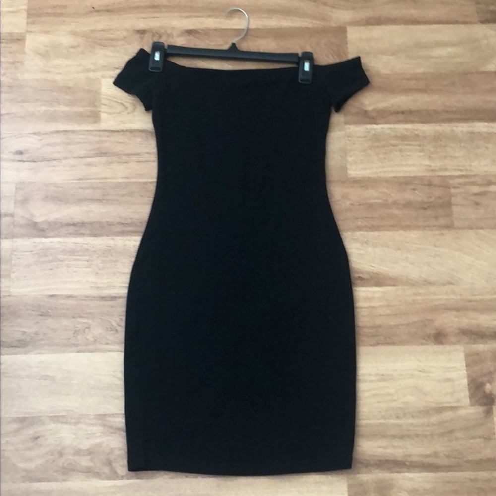 Black off the shoulder bodycon dress